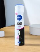 Nivea Black & White Invisible Clear antiperspirant v pršilu ugodno pakiranje