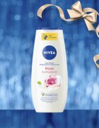 Nivea Rose Touch darilni set za prehrano in hidracijo