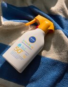 Nivea SUN Babies & Kids otroško pršilo za sončenje za občutljivo kožo SPF 50+ 250 ml