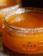 Nuxe Rêve de Miel Deliciously Nourishing Body Scrub hranilni piling za telo 175 ml