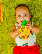 Oball Teether My Own™ grizalo Pineapple 1 kos