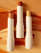 OLEHENRIKSEN Truth Banana Bright+ Vitamin CC Stick korektor in osvetljevalec odtenek Guava 3.7 g