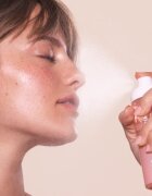 OLEHENRIKSEN Truth Peach Glaze Glow Mist meglica za obraz z vitaminom C 80 ml