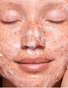 OLEHENRIKSEN Truth Peach Glaze Glow Niacinamide Cleanser čistilni penasti gel za osvetljevanje kože in hidratacijo 60 ml