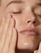Omorovicza Queen Essence vlažilna esenca s hialuronsko kislino 100 ml