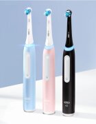 Oral-B iO White Clean električna zobna ščetka z etuijem za polnilno postajo Matte Black 1 kos