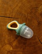 Petite&Mars Silicone Food Feeder 6m+ duda za hranjenje in grizalo Green&Ochre 1 kos