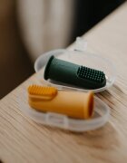 Petite&Mars Take&Match 0m+ otroška zobna ščetka za na prst z etuijem Ochre&Green 2 kos