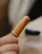 Petite&Mars Take&Match 0m+ otroška zobna ščetka za na prst z etuijem Ochre&Green 2 kos