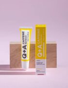 Q+A Caffeine posvetlitveni serum za predel okoli oči s kofeinom 15 ml
