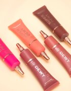 Revolution Superdewy tekoče rdečilo odtenek Flushing For You 15 ml