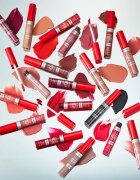 Rimmel Lasting Mega Matte lahka tekoča mat šminka 16 ur odtenek Scarlet Flames 74 ml