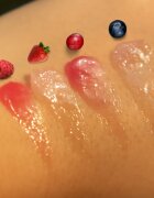 Rude Cosmetics Berry Juicy vlažilni balzam za ustnice odtenek Strawberry 10 ml