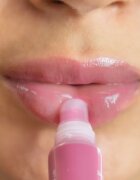 Rude Cosmetics Save My Lips hranilni in vlažilni balzam za ustnice s peptidi odtenek Lychee 15 ml