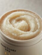 Sanctuary Spa Golden Sandalwood solni piling za telo 300 g