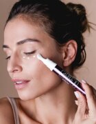 Sisley Black Rose Eye Contour Fluid posvetlitveni fluid proti gubam za predel okoli oči z revitalizacijskim učinkom 14 ml