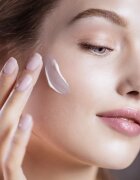 Sisley Phyto-Blanc Le Soin zaščitna vlažilna krema z obnovitvenim učinkom SPF 50+ PA+++ 40 ml
