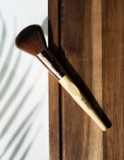 So Eco Blush Brush čopič za obraz s hipoalergenimi ščetinami 1 kos
