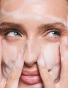 SUNEWMED+ Active Foaming Cleanser Face and Eye Makeup Removal čistilna pena za odstranjevanje ličil z vitaminom C 200 ml
