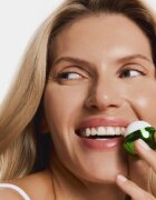 SUNEWMED+ Pear Kiss Moisturizing Lip Balm vlažilni balzam za ustnice z karitejevim maslom 13 g