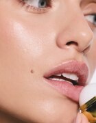 SUNEWMED+ Vanilla Gold Kiss Moisturizing Lip Balm vlažilni balzam za ustnice z karitejevim maslom 13 g