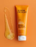 Super Facialist Vitamin C+ Brighten posvetlitveni piling za obraz vrat in dekolte 125 ml