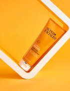 Super Facialist Vitamin C+ Brighten posvetlitveni piling za obraz vrat in dekolte 125 ml
