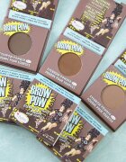 theBalm Browpow® puder za obrvi v praktičnem magnetnem etuiju odtenek Light Brown 12 g