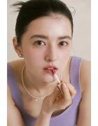 thim Satin Lip Glaze dolgoobstojni sijaj za ustnice z vlažilnim učinkom odtenek 04 Blushed 6 g