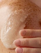 Tree Hut Shea Sugar Scrub Santal Haze sladkorni piling za telo 510 g