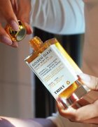Truly Golden Glaze vlažilno olje za telo s posvetlitvenim učinkom 90 ml