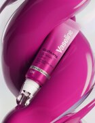Vaseline Gluta-Hya Lip Serum vlažilni balzam za ustnice SPF 15 odtenek Royal Plum 10 ml