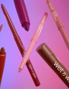 Wet n Wild Perfect Pout dolgoobstojni svinčnik za ustnice odtenek Currant Mood 0.25 g