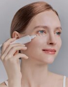 WHAMISA Organic Flowers Eye Essence posvetlitveni serum za predel okoli oči proti gubam 30 ml
