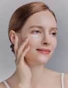 WHAMISA Organic Flowers Eye Essence posvetlitveni serum za predel okoli oči proti gubam 30 ml