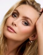 WONDERSKIN IYKYK senčila za oči v svičniku odtenek Champagne 1.4 g