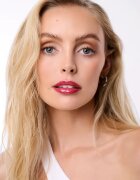 WONDERSKIN Wonder Blading Top Gloss sijaj za ustnice z bleščicami odtenek Red Glitter 4 ml