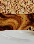 Woodwick Hazelnut Roast dišeča sveča z lesenim stenjem 275 g