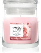 Yankee Candle Fresh Cut Roses dišeča sveča Signature 110 g