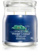 Yankee Candle Lakefront Lodge dišeča sveča Signature 368 g