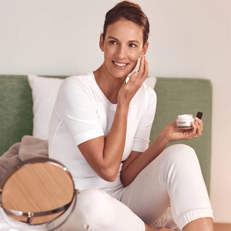 Ahava Time To Revitalize pomlajevalna dnevna krema proti gubam 50 ml