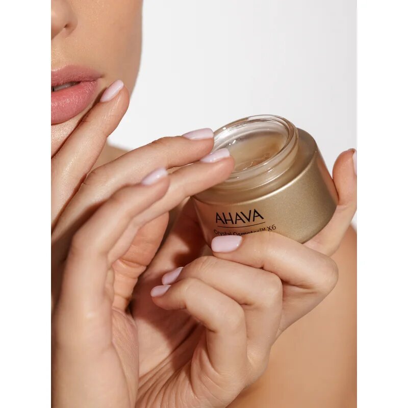 Ahava Youth Boosters Osmoter™ gelasta krema za posvetlitev in zgladitev kože 50 ml