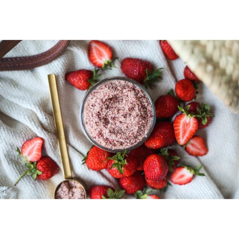 Almara Soap Body Scrub sladkorni piling za telo proti celulitu z vonjem Strawberry Cream 180 g