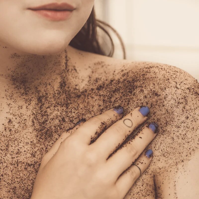 Almara Soap Face & Body Scrub sladkorni piling za telo in obraz z vonjem Sweet Coffee 110 g