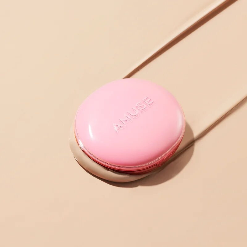 AMUSE Dew Power Vegan Cushion dolgoobstojni tekoči puder v gobici za posvetlitev in zgladitev kože odtenek 1.5 Natural 15 g