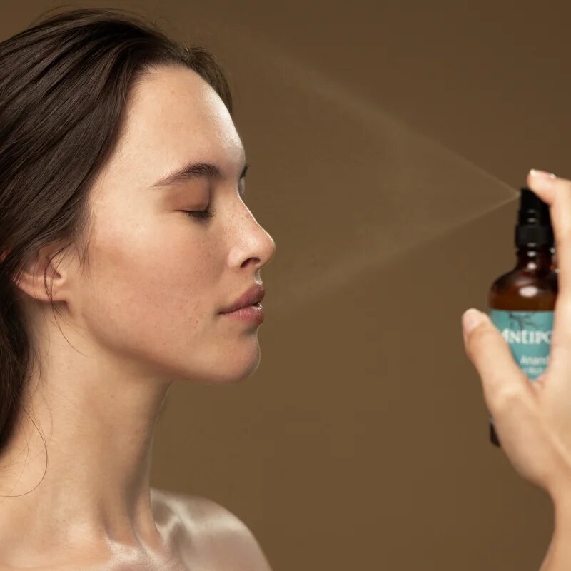 Antipodes Ananda H₂O Ultra-Hydrating Calming Mist antioksidacijski tonik v pršilu 100 ml