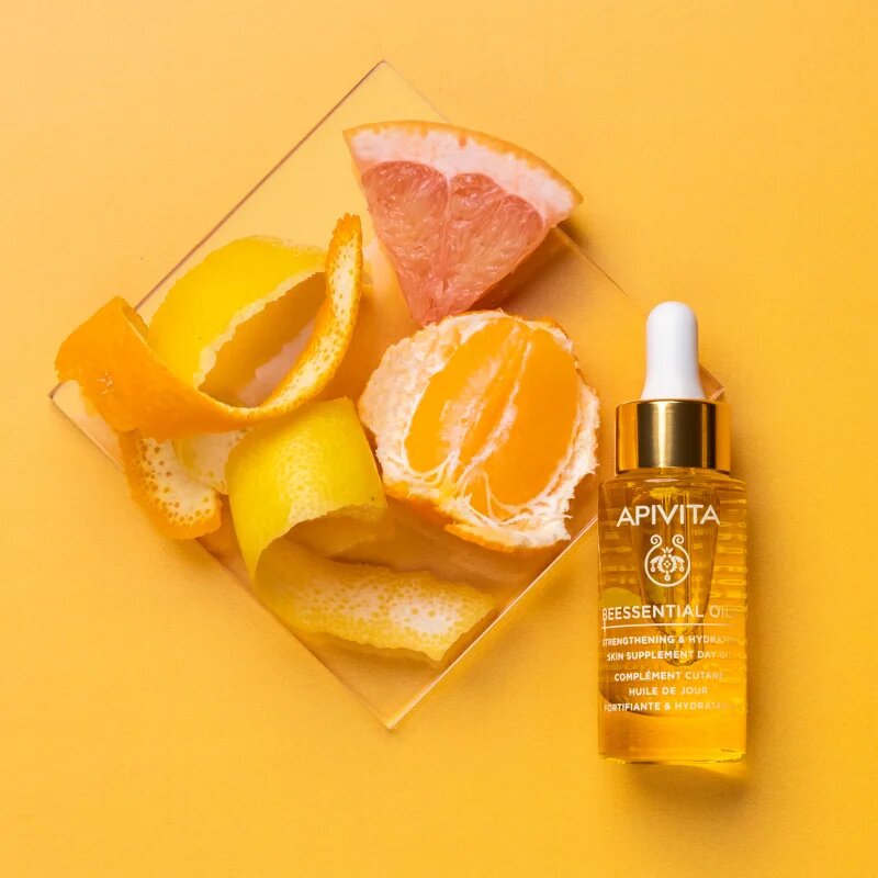 Apivita Beessential Oils Strengthening & Hydrating Day Oil posvetlitveno dnevno olje za intenzivno hidracijo 15 ml