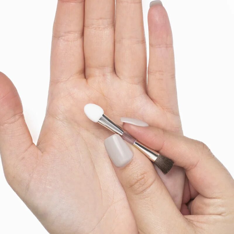 Artdeco Eyeshadow Applicator obojestranski univerzalni čopič za predel okoli oči 1 kos