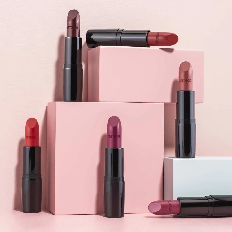 Artdeco Perfect Color kremasta šminka s satenastim zaključkom odtenek 926 Dark Raspberry 4 g