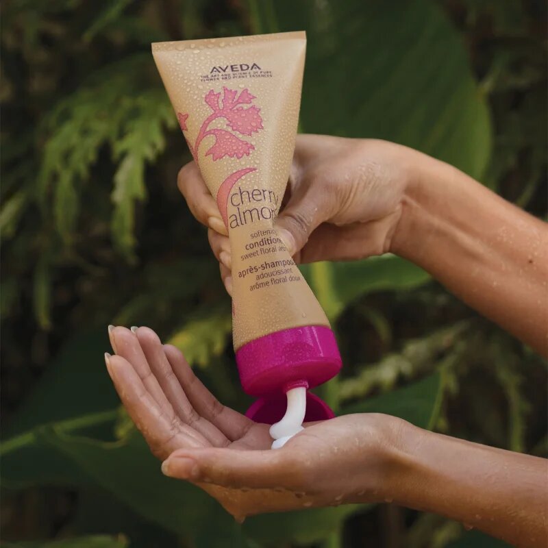 Aveda Cherry Almond Softening Conditioner globinsko hranilni balzam za sijaj in mehkobo las 1000 ml